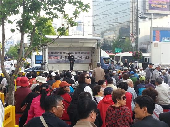 10일 오후 서울 중구 동아일보사 앞에서 보수 성향 단체인 어버이연합 약 300여명이 세월호 사고 희생자들을 위한 추모집회를 진행했다.