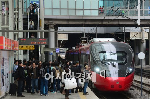 [포토]서울역에 들어서는 ITX-새마을열차 