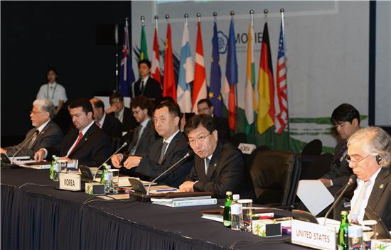 ▲윤상직 산업통상자원부 장관(사진 가운데)은 12일 서울 그랜드하얏트호텔 그랜드볼룸에서 23개국 에너지 장관들이 참석한 제5차 클린에너지 장관회의(CEM)에 참석했다.