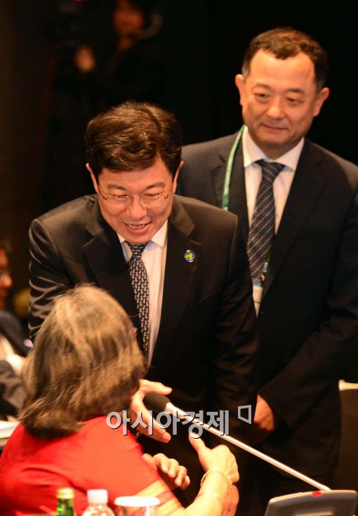 [포토]인사하는 윤상직 장관