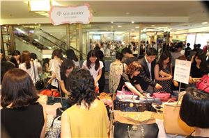 세월호 참사로 실종자와 유가족들에 대한 위로와 추모분위기를 고려해 마케팅 활동을 자제하던 재계가 조용한 마케팅을 시작했다. 지난 주말 롯데백화점 행사장을 찾은 고객들이 다양한 브랜드의 행사 상품을 살펴보고 있다.  