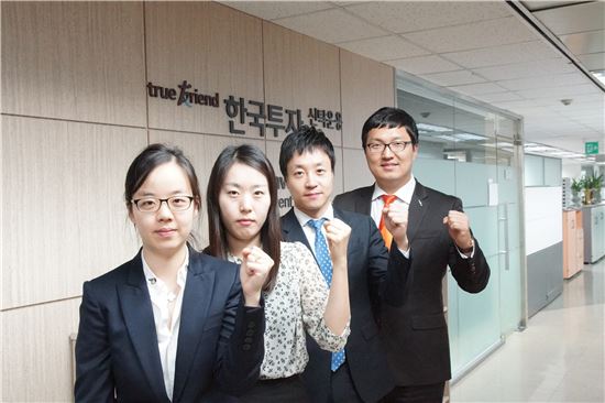 국내 최초 해외레버리지 ETF 출시를 앞두고 결의를 다지고 있는 한국운용 ETF전략팀. 사진 오른쪽은 팀을 이끌고 있는 김현빈 팀장.