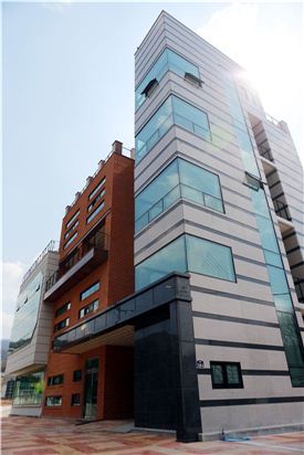 ㈜티씨엘이 경기 화성 동탄2신도시 대지 1971㎡(596평)에 신축한 4층 건물.
