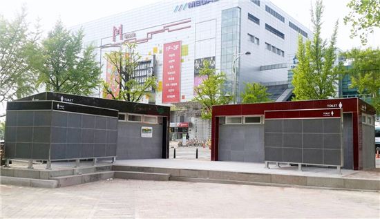 경의선 신촌역 광장 인근 궁중화장실 