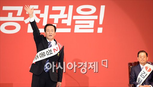 [포토]손 흔드는 정몽준 후보