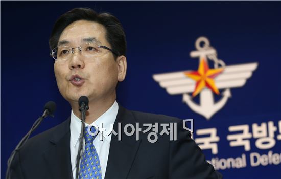 ▲한국 사드(미사일 방어체계)에 관해 브리핑하고 있는 김민석 국방부 대변인