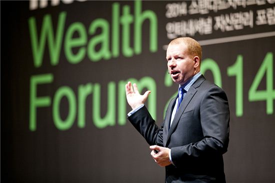 SC그룹의 스티브 브라이스 수석 투자전략가가 '2014 인터내셔널 자산관리 포럼'에서 발표를 하고 있다.