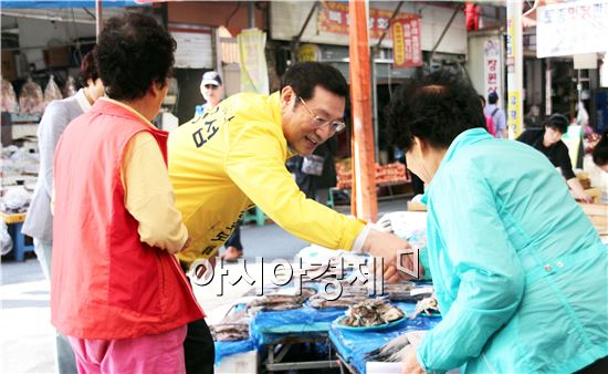 [포토]상인들과 악수하는 이용섭 광주시장 후보