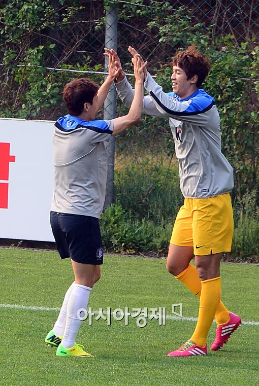 [포토]하이파이브 하는 이범영