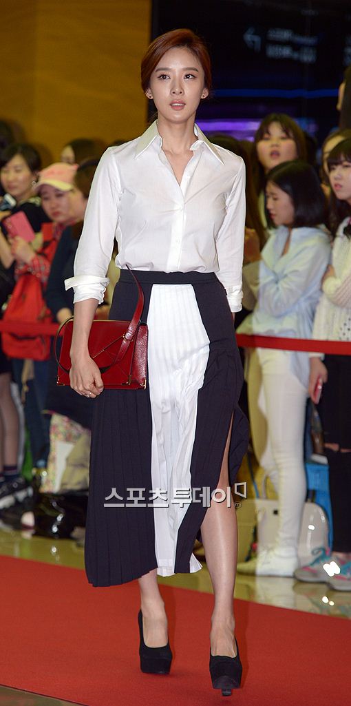 배우 이청아가 12일 오후 서울 강남구 삼성동 메가박스 코엑스에서 열린 영화 '인간중독(감독 김대우)' VIP 시사회에 참석하고 있다.