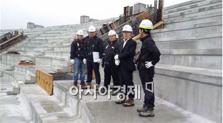 동부건설은 진행중인 모든 현장에서 특별안전 통합 점검을 실시하고 있다. 지난 8일 이순병 부회장(오른쪽에서 두번째)은 수원야구장 증축 리모델링 현장 점검에 나섰다.