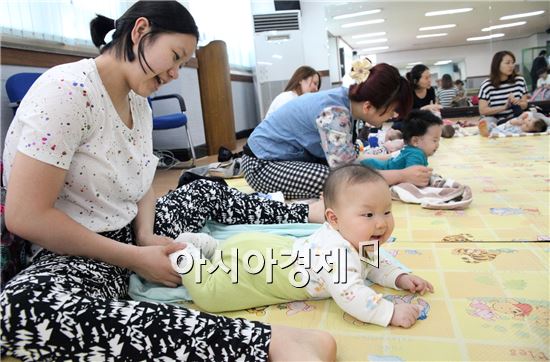 [포토]광주동구, 임신수유부 및 영아 오감발달 아기마사지 교육