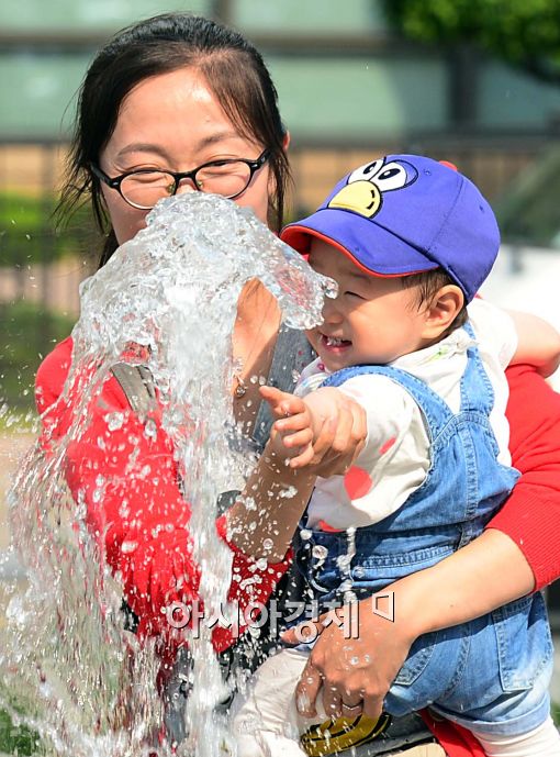 [포토]물놀이 즐기는 엄마와 아이