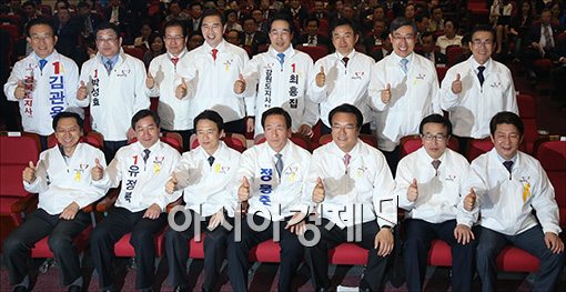 [포토]기념 촬영하는 새누리당 후보들