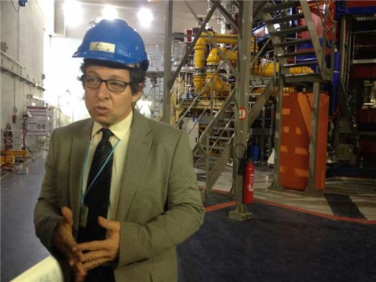 ▲앙드레 그로스만 프랑스 원자력청 카다라쉬 연구센터 부소장이 토카막 장치에 대해 설명하고 있다.[사진제공=공동취재단]