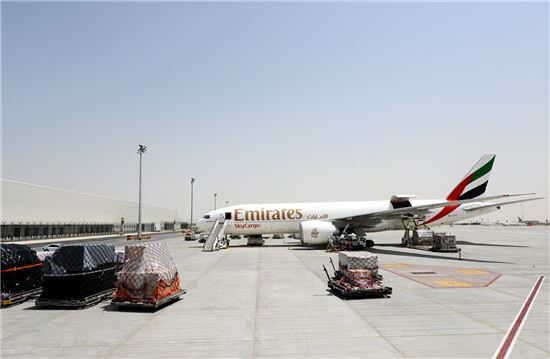 에미레이트 스카이카고, 두바이 신공항 운항 시작