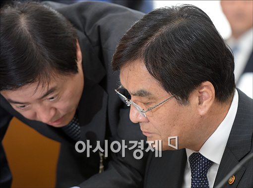 [포토]보고 받는 강병규 장관