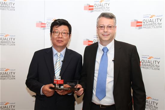 김영 삼성엔지니어링 상무(왼쪽)와 프로젝트 기술선 파트너 티센크루프의 알프레드 호프만 CEO가 MEED ‘올해의 프로젝트상’을 수상한 뒤 기념사진을 찍고 있다