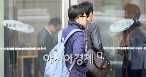 삼성그룹 직원들이 서초동 삼성사옥으로 출근하고 있다.<사진=아시아경제 DB>