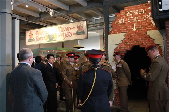 문화체육관광부는 한국전쟁 당시, 참전 영국군의 여왕 즉위행사에 쓰였던 현수막(배너)을 런던 울위치(Woolwich)에 있는 왕립포병박물관에 13일 기증, 행사를 가졌다. 
