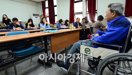 [포토]휠체어에 앉은 채 수업하는 류경선 교수