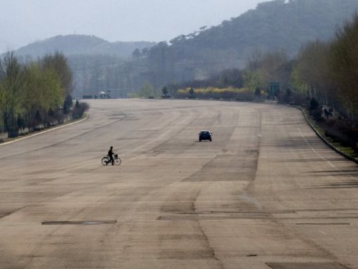북한 평양-남포간 청년영웅고속도로