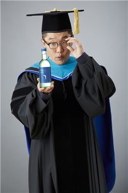 보해양조 소주 제품인 '아홉시반' 모델로 발탁된 방송인 김제동.