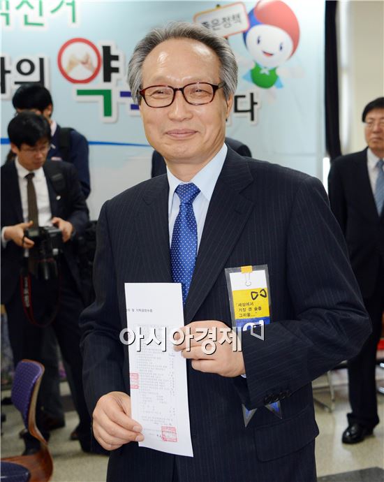 제6회 전국동시지방선거 후보자등록 첫날인 15일 광주시 선거관리위원회의에 마련된 등록접수처에서 광주시장을 출마한 무소속 이병완 후보가 등록을 하고 포즈를 취하고 있다.