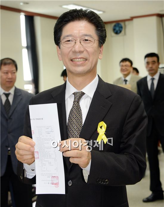 [포토]윤봉근 광주시교육감 후보등록
