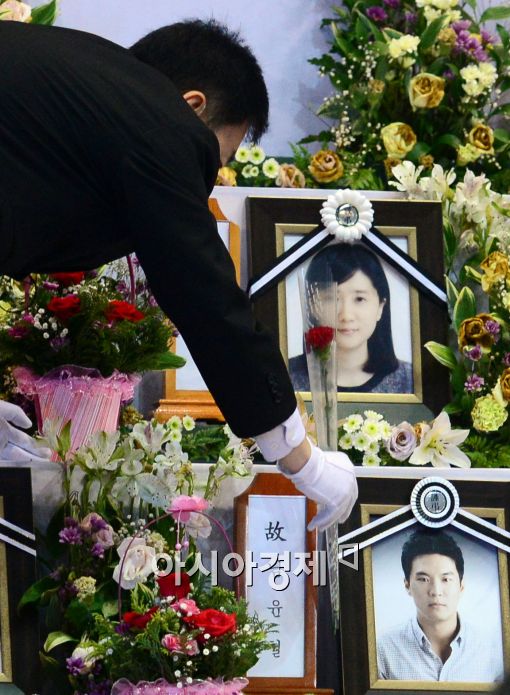 [포토]영전 앞에 올리는 카네이션