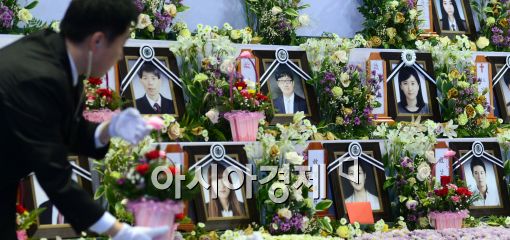 [포토]영전 앞에 놓는 카네이션