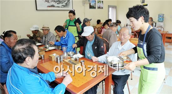 포스코광양제철소가 운영하고 있는 나눔의 집에서 자원봉사자들이 외로운 노인들의 맛있는 밥을 전달하고잇다.