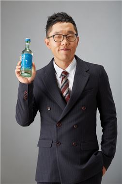 보해양조(대표이사 유철근)는 신제품 ‘아홉시반’의 모델로 방송인 김제동씨를 선정했다. 
