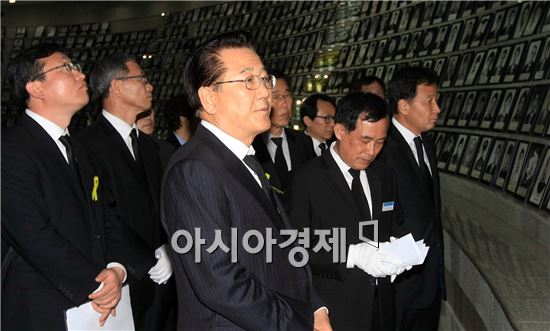 [포토]박준영 전남지사 등 공무원들 5·18국립묘지 참배