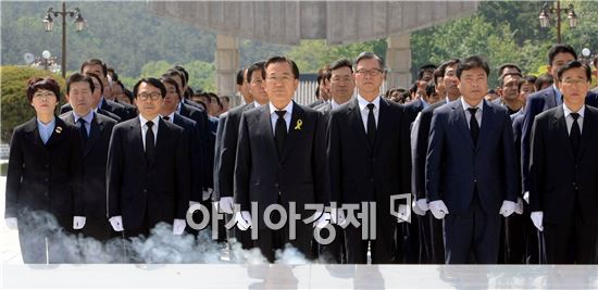 [포토]박준영 전남지사 등 공무원들 5·18국립묘지 참배
