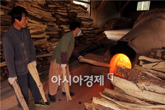 초여름날씨를 보인 15일 고려청자요지(국가사적 68호, 전남 강진군 대구면 청자촌길)에 자리한 강진청자박물관 제2호 화목가마에서 청자 본벌구이가 한창이다.

15일 새벽부터 소나무 장작으로 지펴진 이 불은 16일 밤까지 청자박물관 도공들이 정성을 들여 때게 되는데 이 달 23일경에 가마에서 꺼내게 된다.

한편 이 곳에서는 오는 7월 26일부터 8월 3일까지 대한민국 최우수축제인 제 42회 강진청자축제가 열리게 된다. 사진제공=강진군