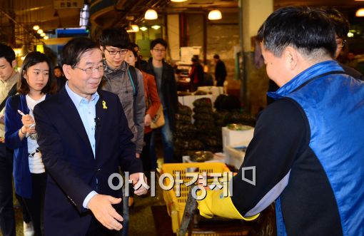 [포토]박원순 서울시장 후보, 노량진 시장 찾아