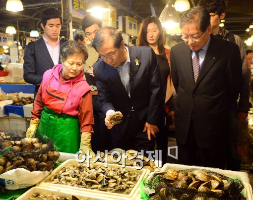 [포토]노량진 수산시장 찾은 박원순 후보