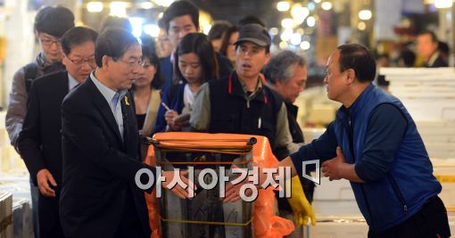 [포토]박원순 후보,'반갑습니다'