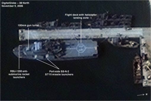 북한의 소호급 프리기트 함 위성 사진.2006년 11월 촬영된 이 함정에는 헬기 착륙갑판과 스틱스미사일, 대잠수함 로켓 발사관이 보인다.