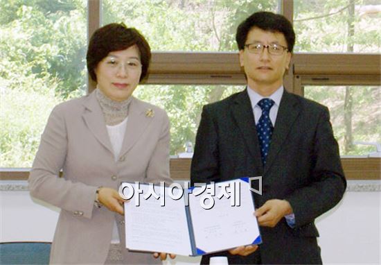호남대학교 산학협력단(단장 윤인모,오른쪽)은  (사)한국여성벤처협회 광주전남지회(회장 최선희)과 상호업무협력을 위한 협약을 체결했다.
