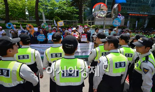 [포토]경찰에 가로막힌 항의서한 전달 