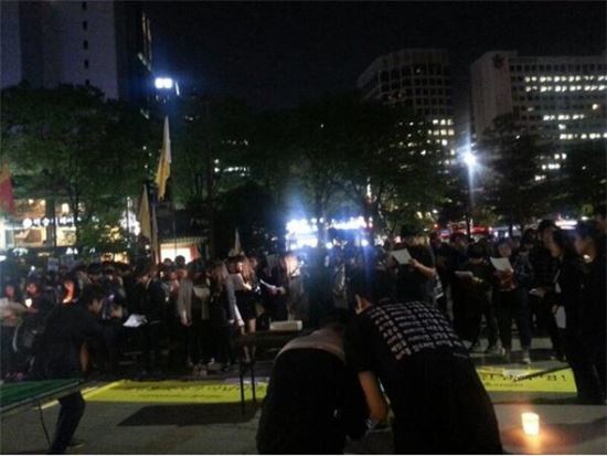 ▲세월호 참사에 분노한 대학생들의 '가만히 있으라' 침묵시위. 마로니에 공원을 출발해 종각까지 행진이 이어졌다. (사진=트위터리안@sada***) 