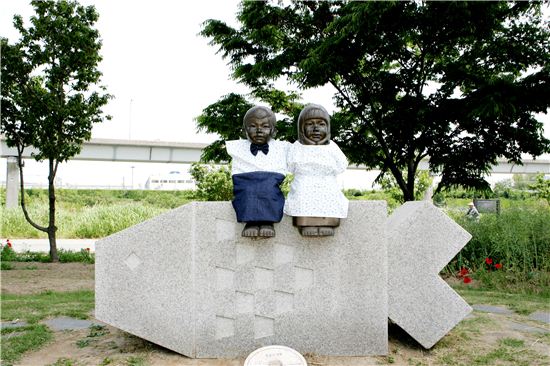 [포토]살곶이 남매상 여울이&가람이 새 옷 갈아 입어