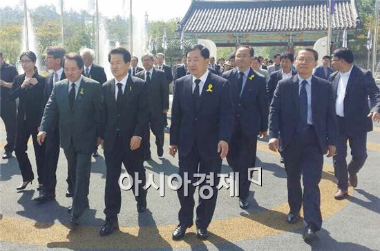 안병호 함평군수 후보(앞줄 오른쪽에서 두번째)는 17일 정동영 새정치민주연합 상임고문과 함께 5·18 국립묘지에서 이뤄지는 ‘5·18 유족추모제’에 참석했다.

