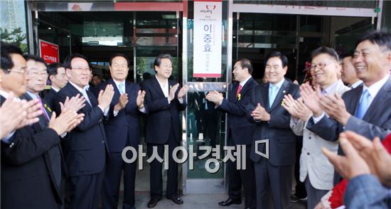 새누리당 전남도지사 이중효 후보는 17일 오후 3시 순천시 조은프라자 선거사무실에서 김무성, 주영선 새누리당 의원들이 참여한 가운데 선거대책위원회 발대식을 개최했다.