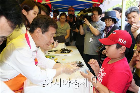 윤장현 후보, 안철수 대표와 주먹밥 나누기 행사 참석