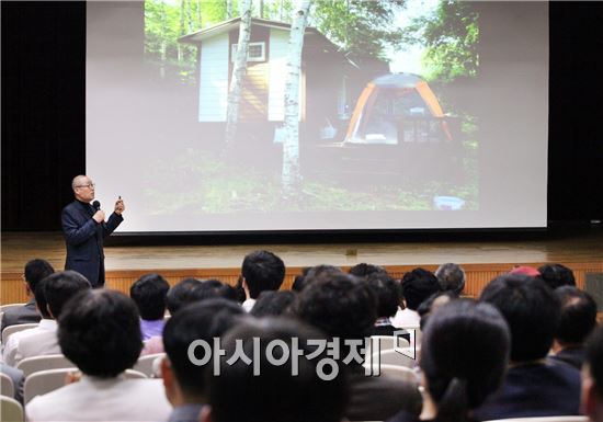 광주광역시 동구는 16일 동구청 대회의실에서 아카데미회원, 주민, 직원 등 300여명이 참석한 가운데 '우종영 나무병원 원장'을 강사로 초청 “나는 나무처럼 살고싶다”란 주제로 이야기 마당을 펼쳤다. 사진제공=광주시 동구
