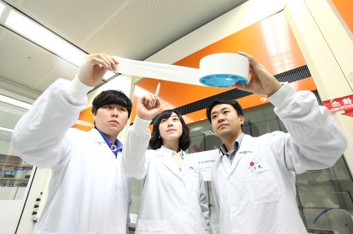 대전 소재 LG화학 기술연구원에서 연구원들이 SRS®(안전성강화분리막)을 살펴보고 있다.