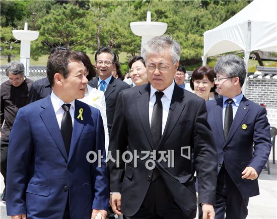 윤장현 후보, 문재인 새정치 공동선대위원장과 5·18민주묘역 참배
